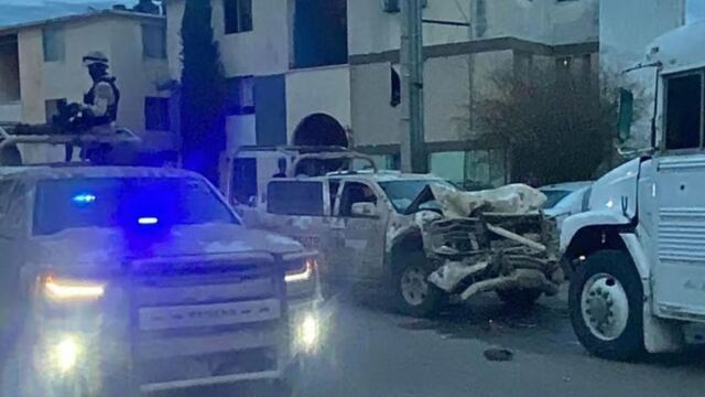 Choque entre la camioneta de la Sedena y el camión