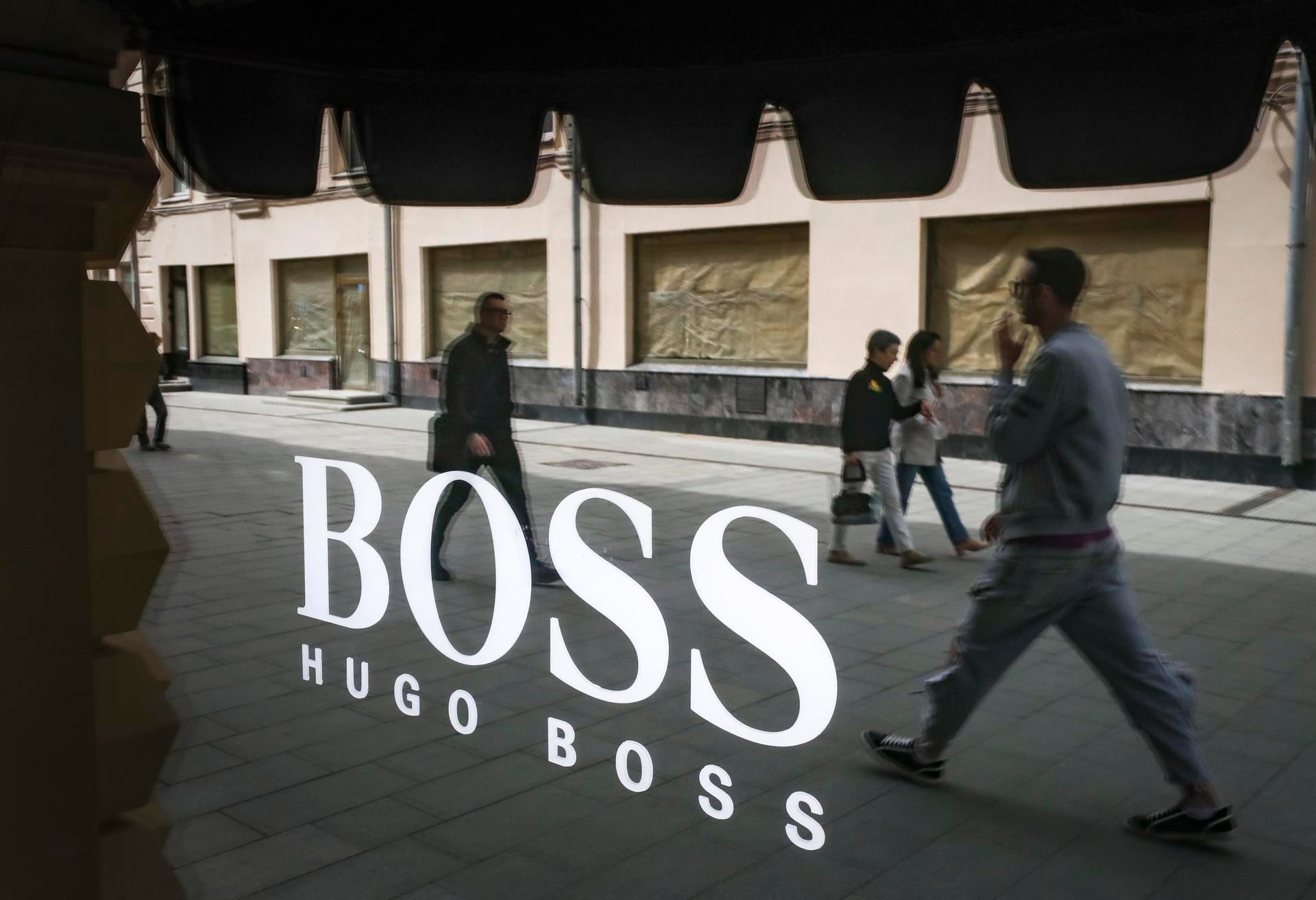 Foto archivo. Tienda Hugo Boss en Moscú cerrada.EFE/EPA/YURI KOCHETKOV