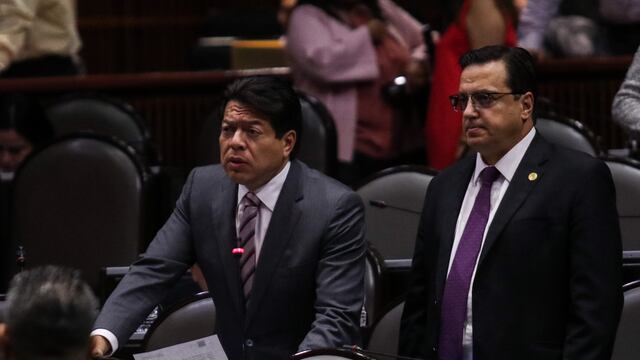 El presidente de la Junta de Coordinación Política de la Cámara de Diputados, Mario Delgado (Izq), durante la sesión de este martes 5 de noviembre.