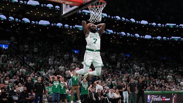 Tremenda clavada de Jaylen Brown en el Celtics vs Mavericks.