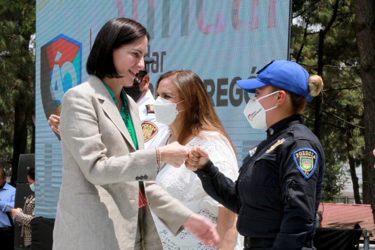 Lía Limón entregando reconocimiento a policía de Álvaro Obregón
