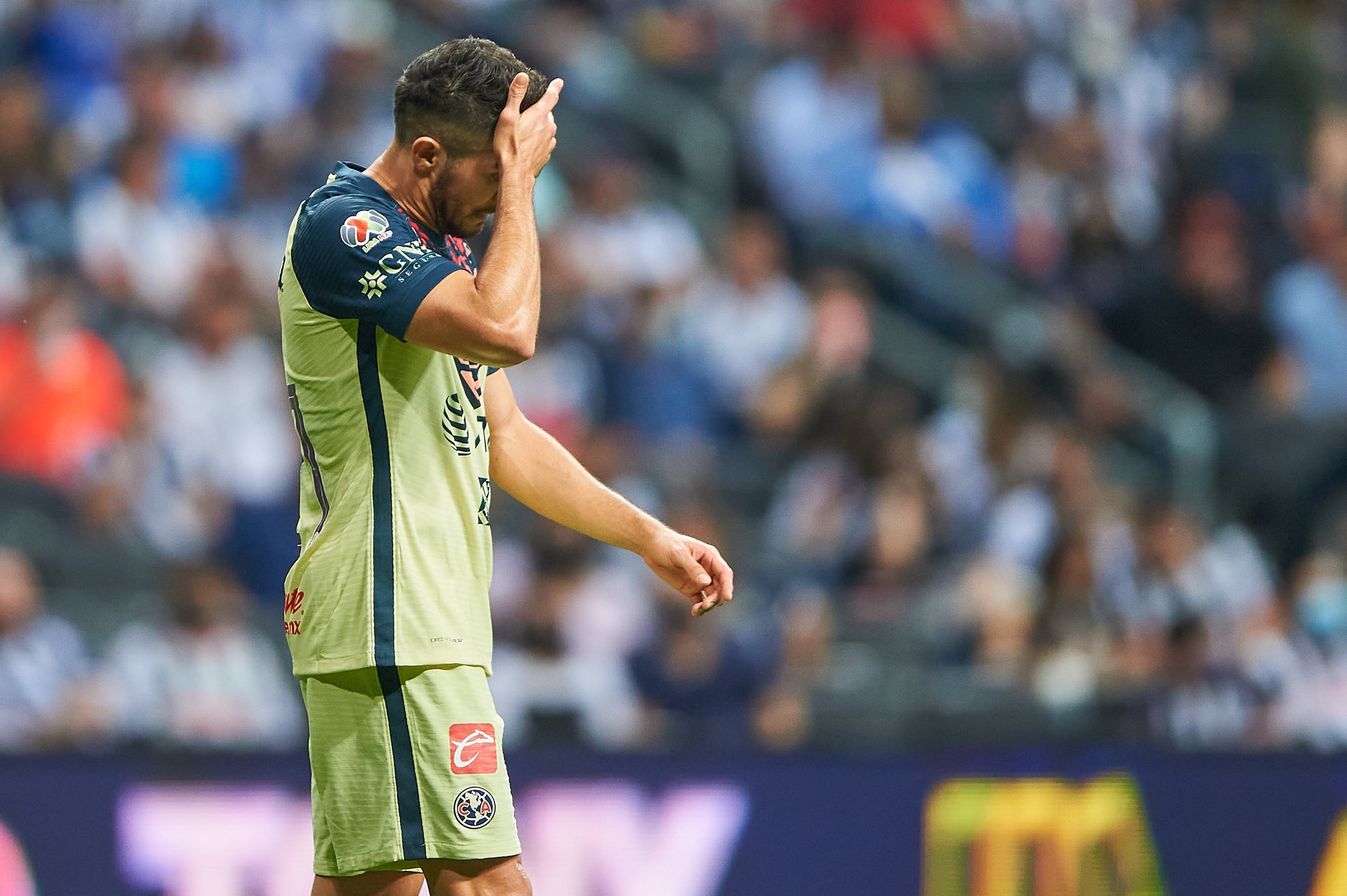 Henry Martín lamenta una jugada con el América