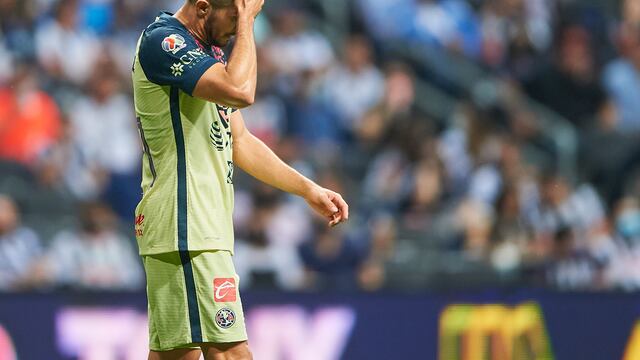 Henry Martín lamenta una jugada con el América