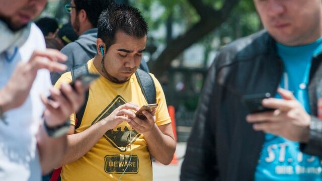 Jóvenes con su teléfono celular