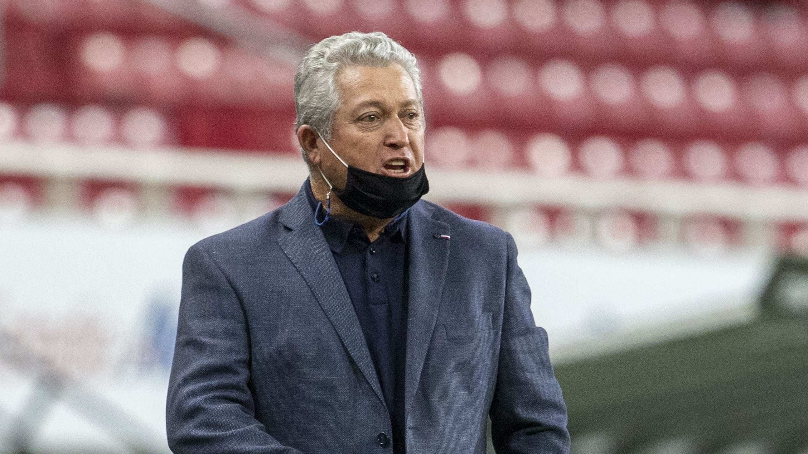 Víctor Manuel Vucetich dirigiendo un partido de Chivas en el Estadio Akron