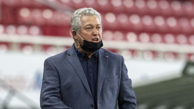 Víctor Manuel Vucetich dirigiendo un partido de Chivas en el Estadio Akron