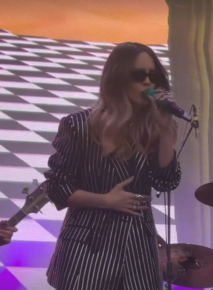 Belinda homenajeando a Paquita la del Barrio en el Vive Latino 2025