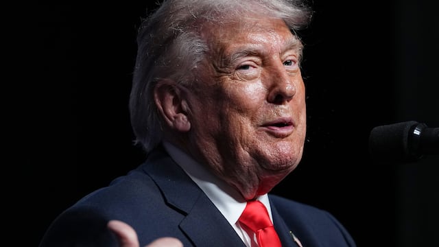 Trump habla de Sheinbaum, elogia su “voz elegante” y la imita en público