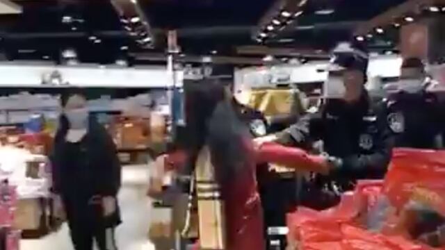 La mujer se negó a usar mascarilla mientras escupía a los alimentos y a los policías