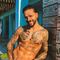 Maluma anuncia nueva canción con sensual fotografía cubriéndose solo con una mano