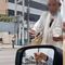 Abuelito pide ayuda en semáforo; sólo acepta monedas de 10 pesos o más (VIDEO)