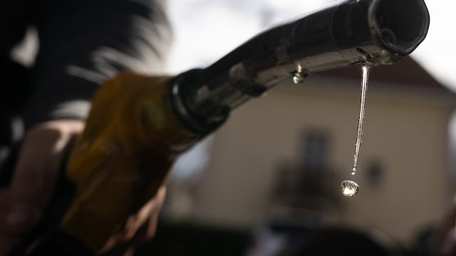 México renueva acuerdo con gasolineras para mantener precios de gasolina y diésel