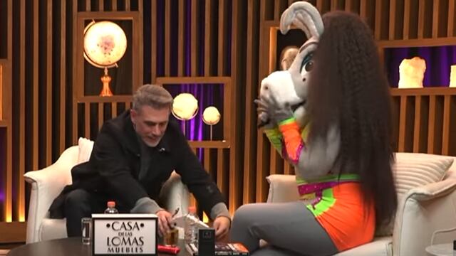 Sergio Mayer le hace firmar hoja en blanco a La Burrita Burrona