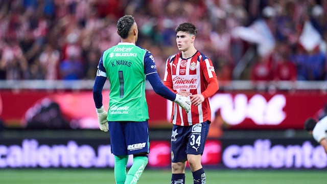 Chivas rescata empate 2-2 vs Pumas y es más líder que nunca en la Liga MX