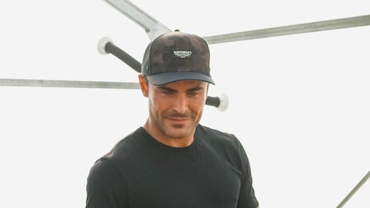 ¿Qué le pasó a Zac Efron? Reaparece sano y cargando pesas tras ser hospitalizado