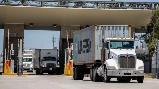 Camiones de carga en la garita de Otay.