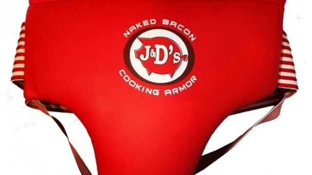 Crean ropa interior para proteger los genitales al cocinar y freír tocino sin iriesgos