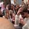 Bad Bunny regaña a fan que le coló a su hijo: “no me metan a un niño”, le dice (VIDEO)