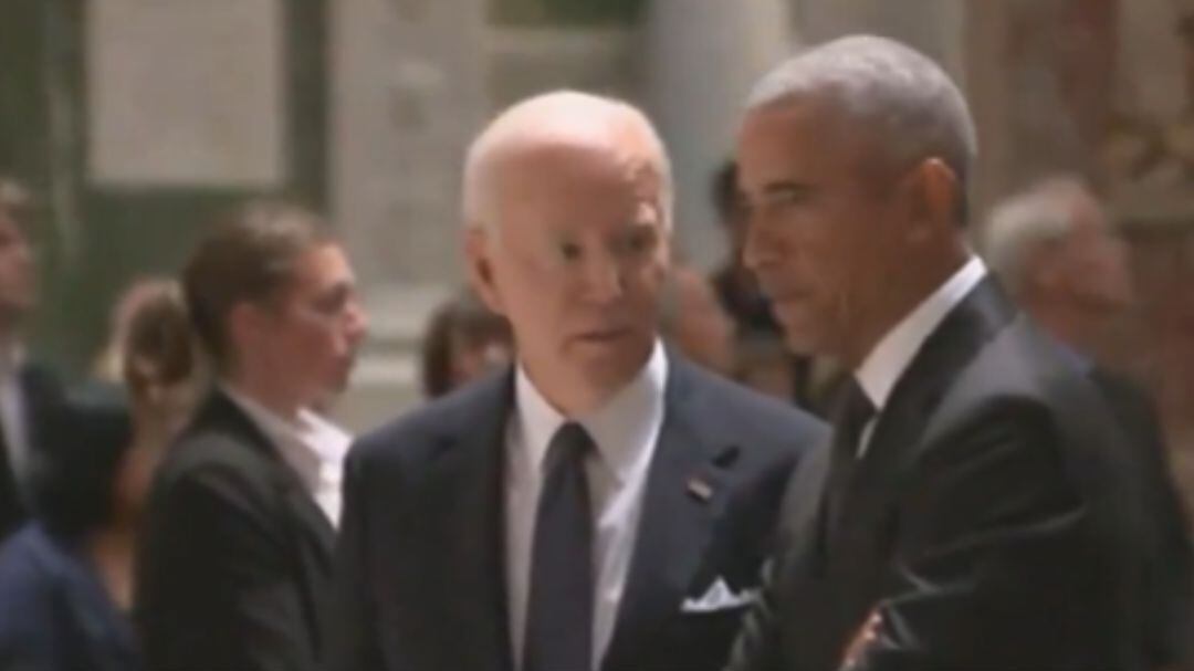 VIDEO: Captan a Joe Biden y Barack Obama en momento incómodo