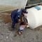 VIDEO: Policía de Chalco rescata a una niña de un tinaco; sus padres la dejaban ahí para que no saliera de casa
