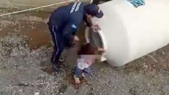 Rescatan a niña de un tinaco en Chalco