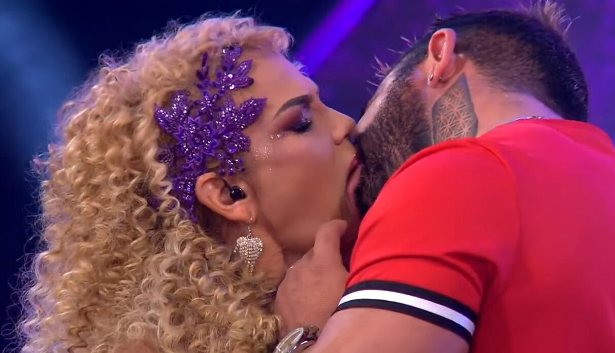 Niurka se besa con su novio Bruno Espino tras compartir que le dio el anillo.