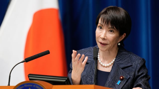 Takaichi presume su forma intensa de trabajar y al parecer cada vez duerme menos
