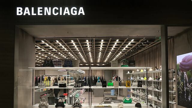 Balenciaga lanza polémica campaña que despierta sospechas