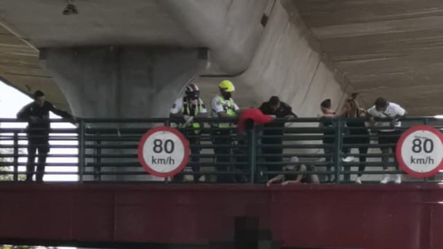 ¿Qué pasa en Periférico Sur? Un hombre se cuelga de puente peatonal a la altura de Circuito Azteca