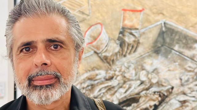 Jorge Luis Pérez Quiroga frente a una pieza de su colección Noches de Autor