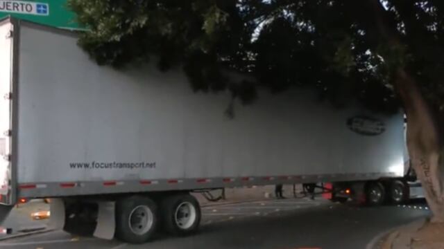 Tráiler atorado en incorporación a Viaducto sobre la Calzada de Tlalpan