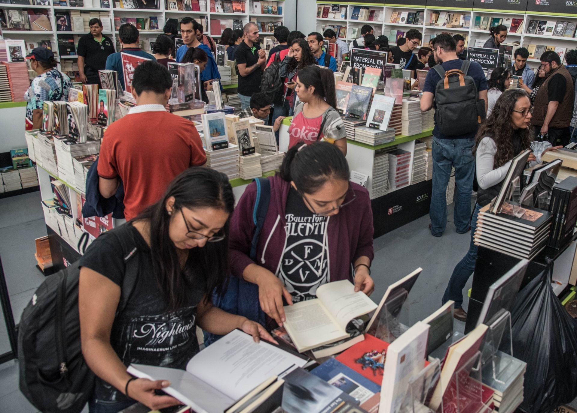 Remate de libros en el Monumento a la Revolución