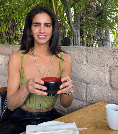Bárbara de Regil hace gesto gracioso.