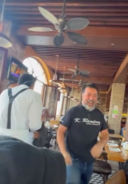 Micky Huidobro da pastelazo a mesero