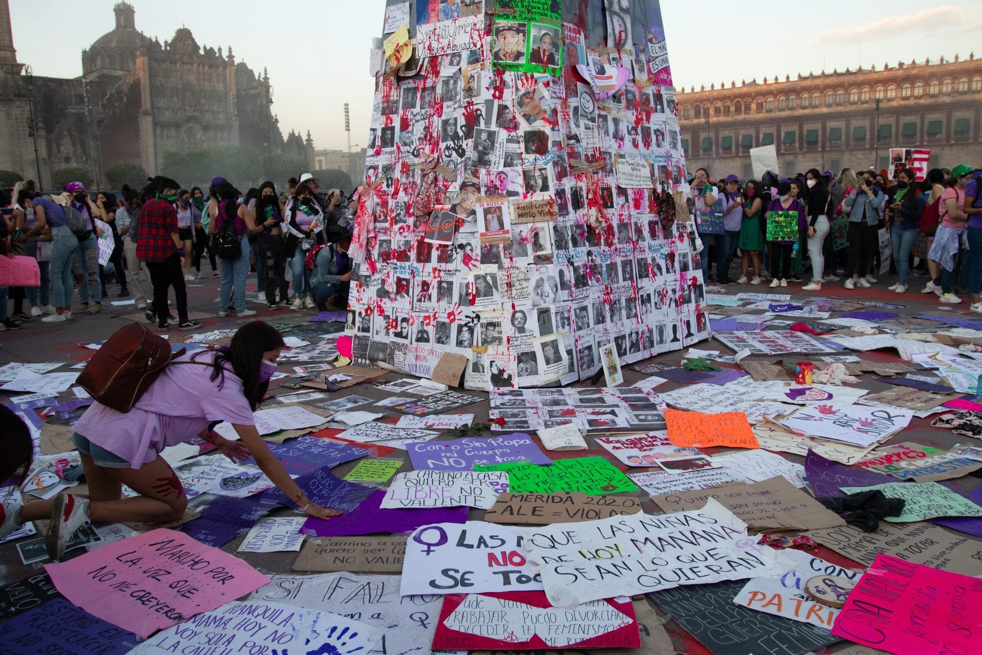 Tendedero de denuncias por el 8M en el Zócalo