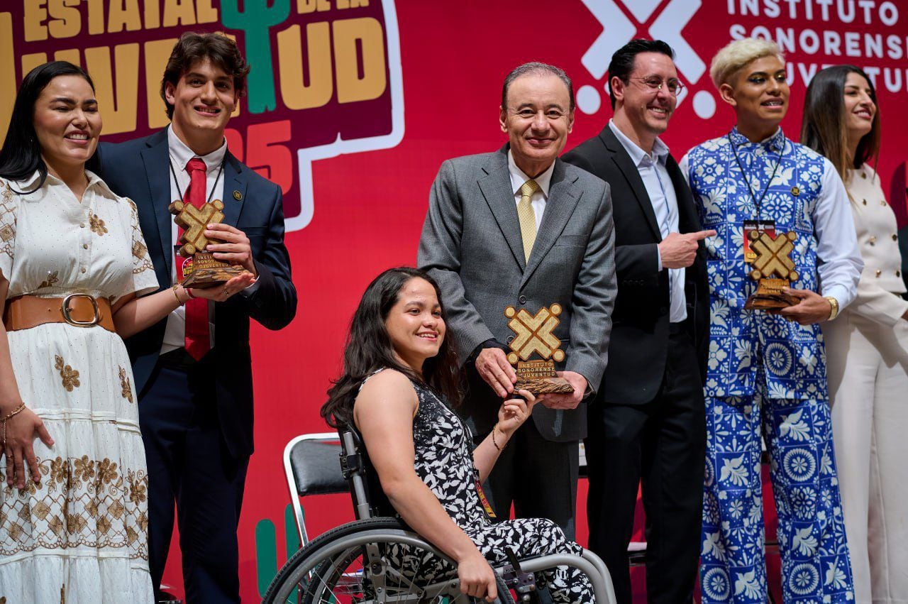 Alfonso Durazo entrega 120 mil pesos a 48 ganadores del Premio Estatal de la Juventud 2025