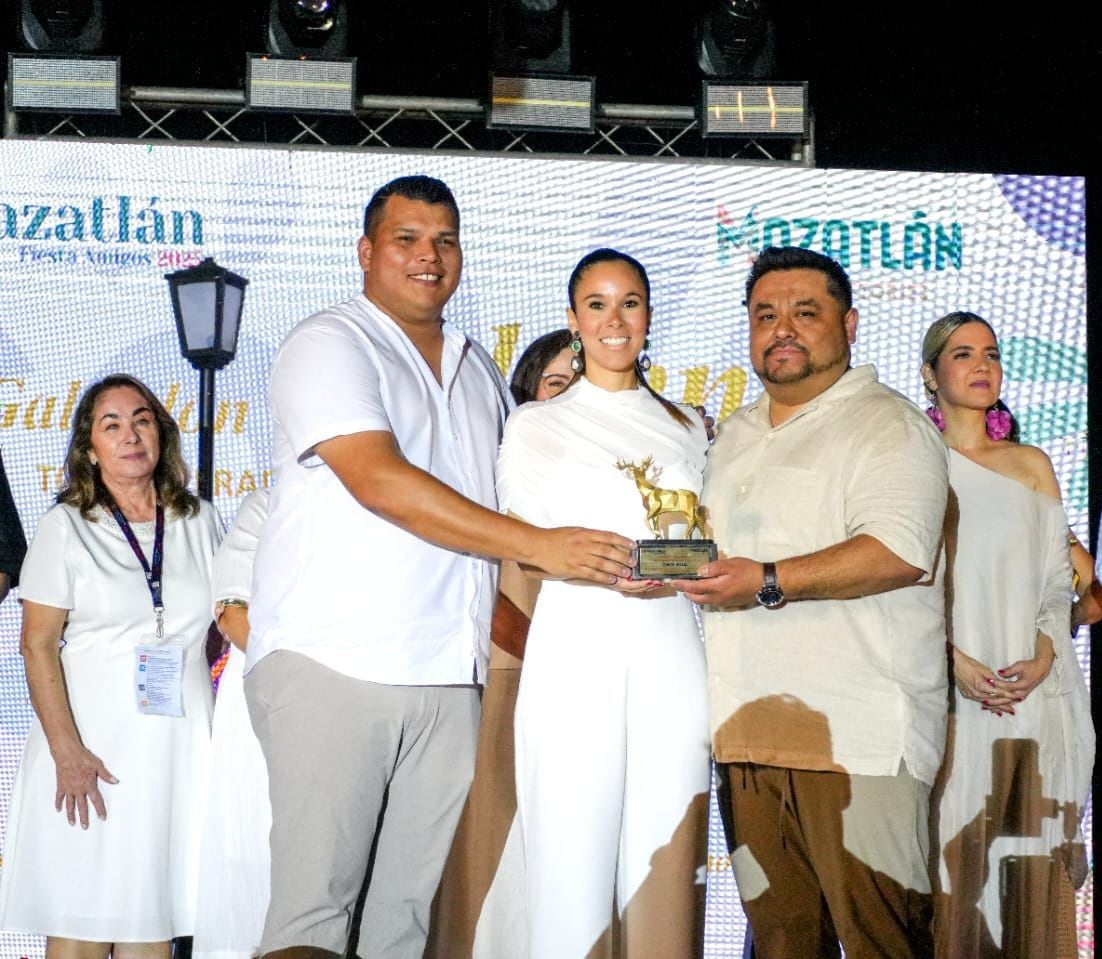 Rubén Rocha Moya fue reconocido con el Golden Deer por su apoyo al turismo en Mazatlán.