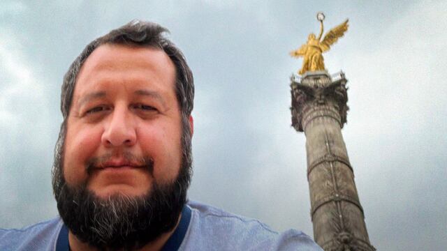 José Ramón López Beltrán se presume en El Ángel de la Independencia