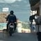 Policías de Veracruz arrastran a perro amarrado en motocicleta y en redes sociales piden que los corran
