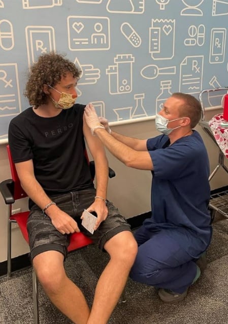 Luisito Comunica recibe vacuna contra el Covid-19