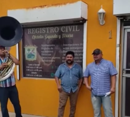 Celebra su divorcio con banda