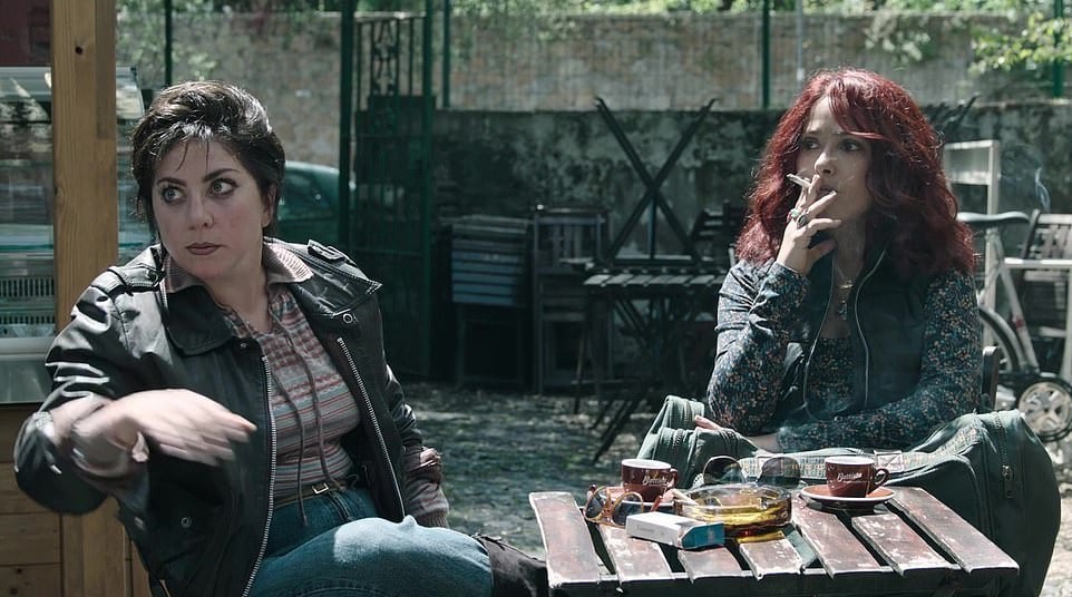 Lady Gaga y Salma Hayek , escena de House of Gucci