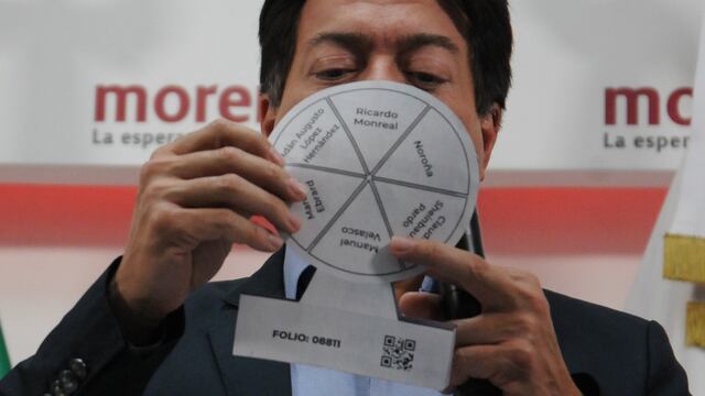 Mario Delgado, presidente nacional de Morena, muestra la encuesta circular que será utilizada para elegir a quien encabece el proyecto de Morena rumbo a la presidencia