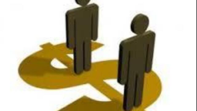 Las características de los mercados oligopólicas son la existencia simultánea de barreras a la entrada y de competencia entre pocos.