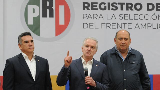 Santiago Creel participa en el evento en el PRI donde acudió a registrarse