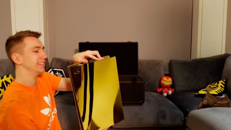 'Youtuber' compra PS5 bañado en oro