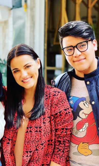 Samuel Gómez junto a Maite Perroni
