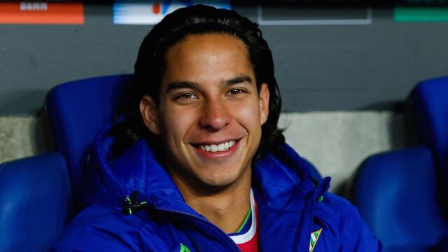 Diego Lainez en el banquillo verdiblanco.