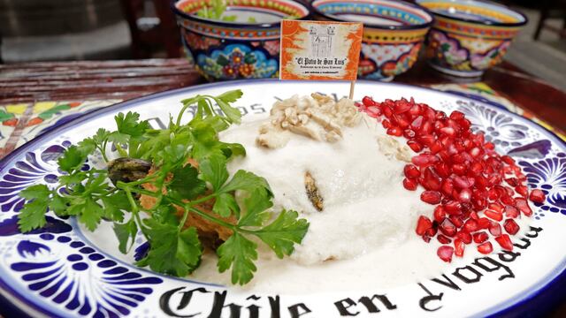 Elaboración de los tradicionales Chiles en Nogada, en un restaurante de Puebla