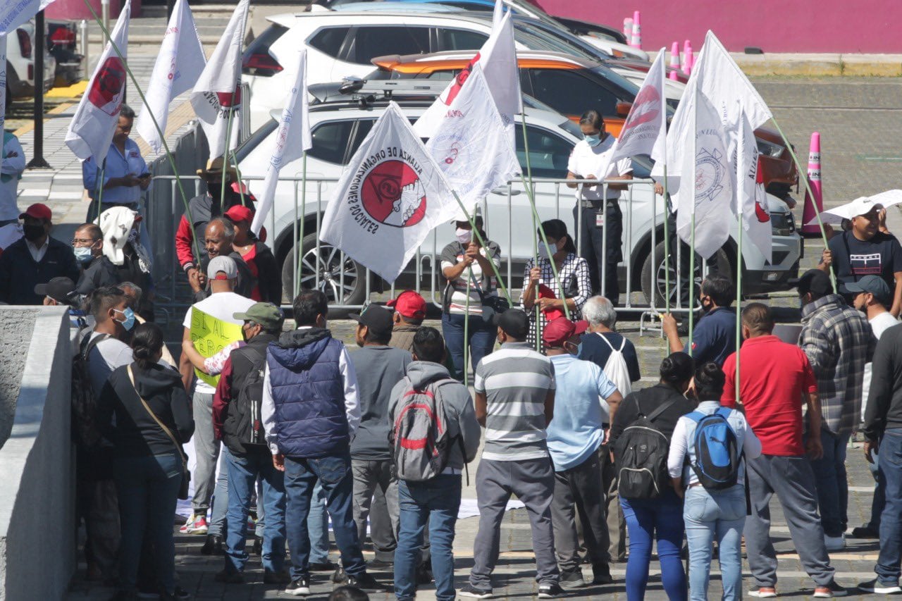 Irrumpen en oficinas del INE para defender reforma electoral